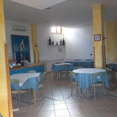 Room In Bb - Spacious Double Room Beside The Sea Pineto Exterior foto