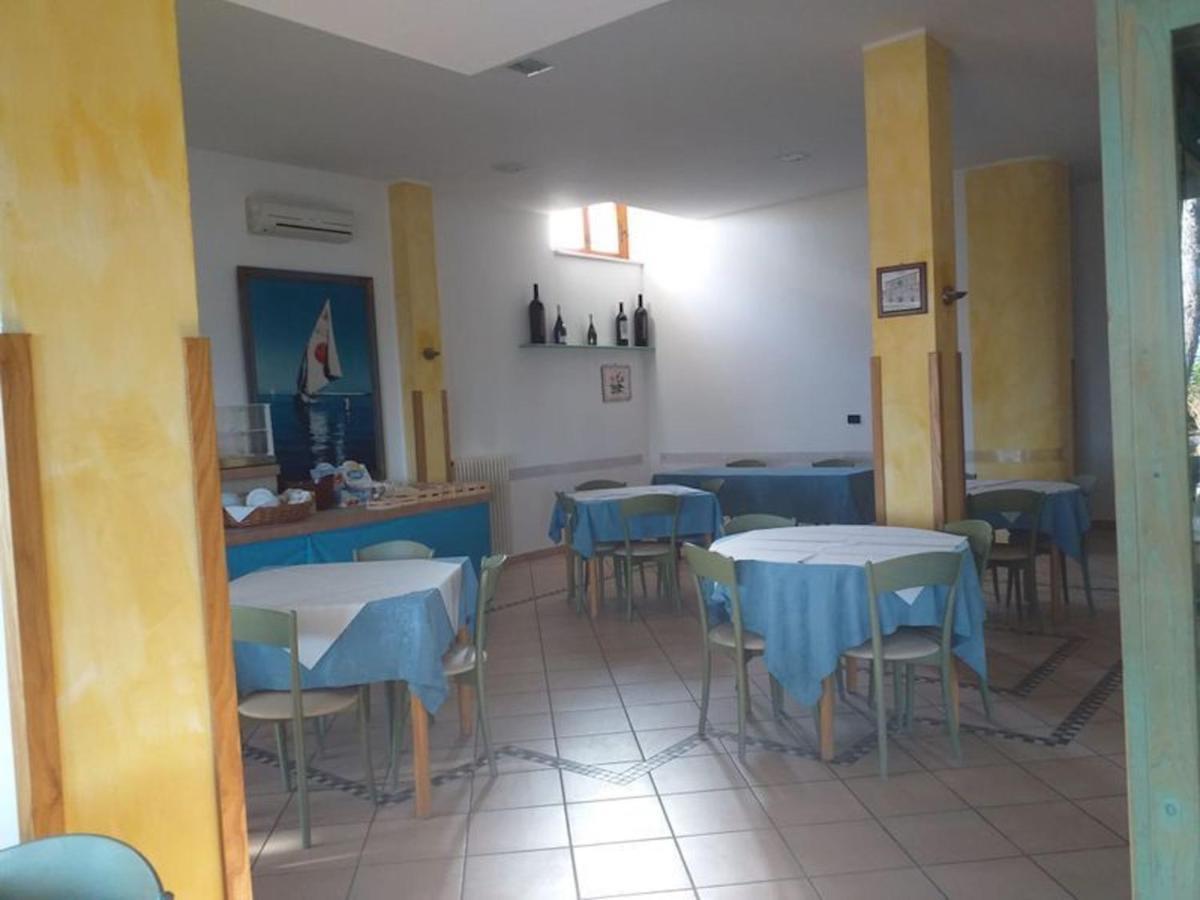 Room In Bb - Spacious Double Room Beside The Sea Pineto Exterior foto